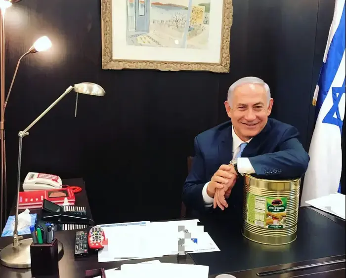 בנימין נתניהו לאחר נאום ה"חמוצים" בפתח מושב החורף של הכנסת, אוקטובר 2017 (צילום מסך , מתוך טוויטר) בנימין נתניהו לאחר נאום ה"חמוצים" בפתח מושב החורף של הכנסת, אוקטובר 2017 (צילום מסך , מתוך טוויטר)