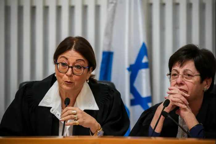 נשיאת בג"צ היוצאת מרים נאור והנשיאה הנכסת אסתר חיות בטקס החלפת השרביט בבית המשפט העליון, בית משפט עליון 26 באוקטובר 2017 (מערכת וואלה! NEWS , אורן בן חקון) נשיאת בג"צ היוצאת מרים נאור והנשיאה הנכסת אסתר חיות בטקס החלפת השרביט בבית המשפט העליון, בית משפט עליון 26 באוקטובר 2017 (מערכת וואלה! NEWS , אורן בן חקון)
