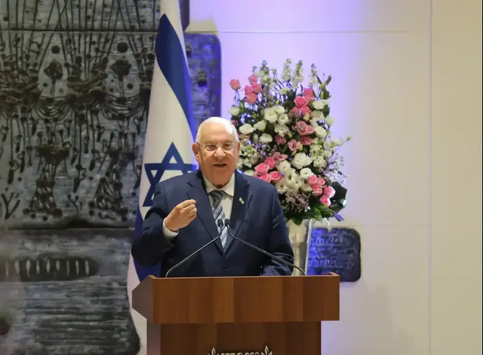 נשיא המדינה משביע את נשיאת בית המשפט העליון הנכנסת אסתר חיות בטקס חגיגי בבית הנשיא 26 באוקטובר 2017 (מערכת וואלה! NEWS , נועם מושקוביץ) נשיא המדינה משביע את נשיאת בית המשפט העליון הנכנסת אסתר חיות בטקס חגיגי בבית הנשיא 26 באוקטובר 2017 (מערכת וואלה! NEWS , נועם מושקוביץ)