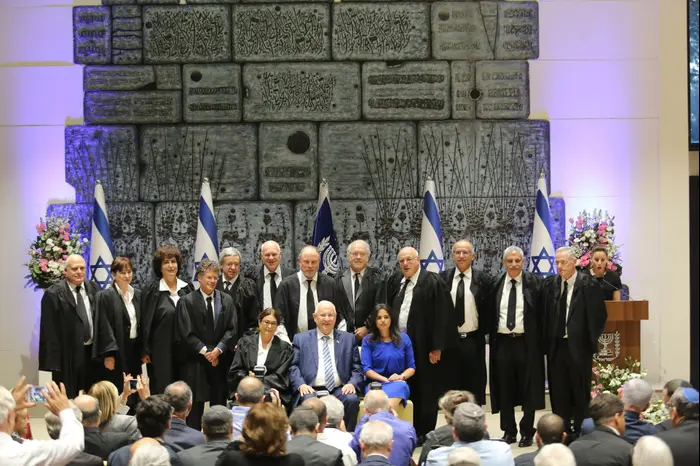 תמונה קבוצית של סגל בית המשפט העליון במהלך הטקס החיגיגי לנשיאת בית המשפט הנכנסת מרים נאור (מערכת וואלה! NEWS , נועם מושקוביץ') תמונה קבוצית של סגל בית המשפט העליון במהלך הטקס החיגיגי לנשיאת בית המשפט הנכנסת מרים נאור (מערכת וואלה! NEWS , נועם מושקוביץ')