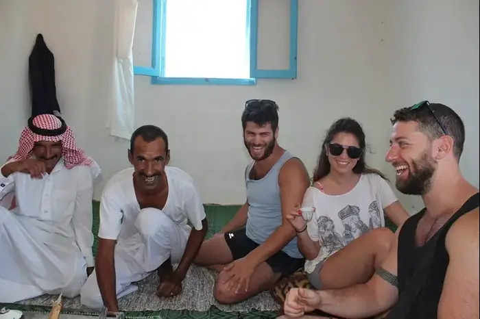 יושבים בזולה בסיני (מערכת וואלה! NEWS) יושבים בזולה בסיני (מערכת וואלה! NEWS)