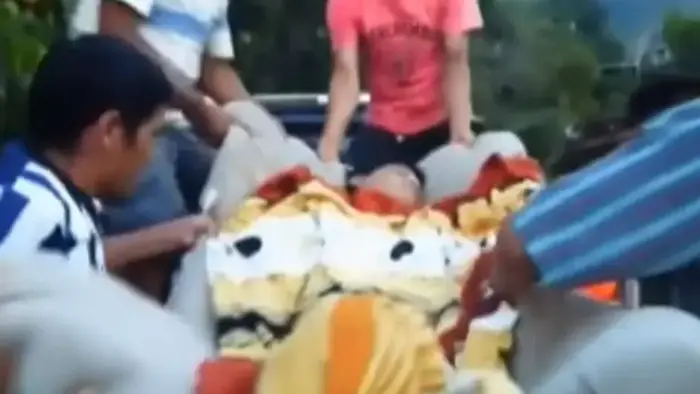 גבר מת התעורר בהלוייה (צילום מסך) גבר מת התעורר בהלוייה (צילום מסך)