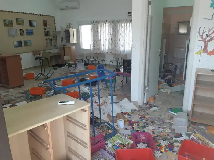 התפרצות לגן ילדים ברחוב הלוטם בעיר קריית גת וגרימת וונדליזם 29 באוקטובר 2017 (מערכת וואלה! NEWS , דוברות המשטרה) התפרצות לגן ילדים ברחוב הלוטם בעיר קריית גת וגרימת וונדליזם 29 באוקטובר 2017 (מערכת וואלה! NEWS , דוברות המשטרה)