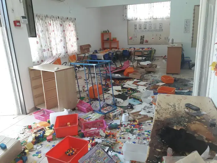 התפרצות לגן ילדים ברחוב הלוטם בעיר קריית גת וגרימת וונדליזם 29 באוקטובר 2017 (מערכת וואלה! NEWS , דוברות המשטרה) התפרצות לגן ילדים ברחוב הלוטם בעיר קריית גת וגרימת וונדליזם 29 באוקטובר 2017 (מערכת וואלה! NEWS , דוברות המשטרה)