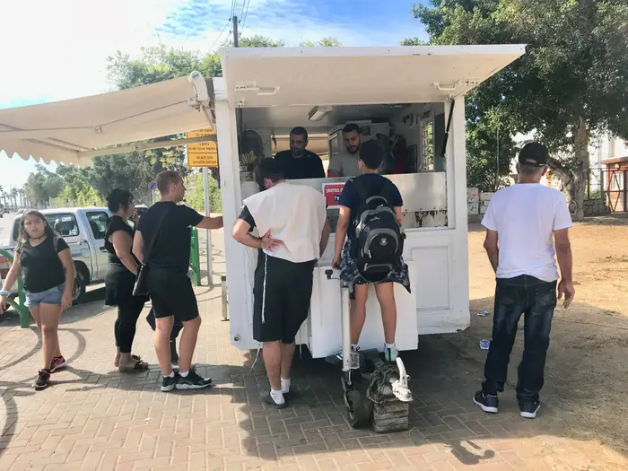 בוטקה שמוכר פלאפל בריקה בגבעת אולגה בחדרה (קובי רובין) בוטקה שמוכר פלאפל בריקה בגבעת אולגה בחדרה (קובי רובין)