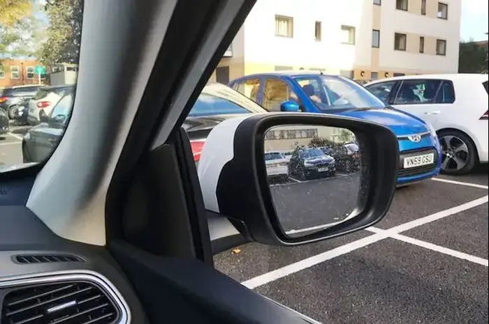 כיוון מראות צד ברכב (צילום מסך) כיוון מראות צד ברכב (צילום מסך)