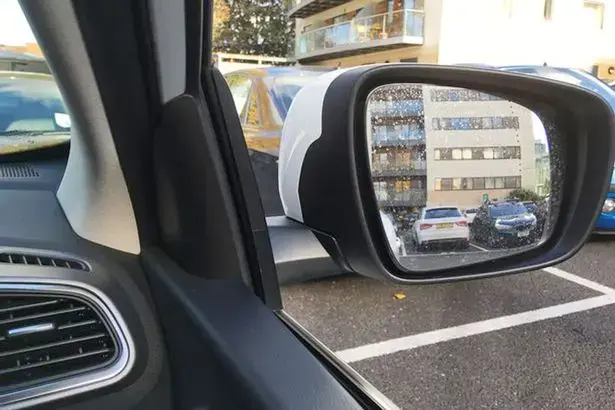 כיוון מראות צד ברכב (צילום מסך) כיוון מראות צד ברכב (צילום מסך)