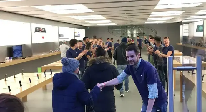 היום הראשון למכירת אייפון X בפרנקפורט גרמניה (מערכת וואלה! NEWS , שי מזרחי) היום הראשון למכירת אייפון X בפרנקפורט גרמניה (מערכת וואלה! NEWS , שי מזרחי)