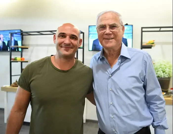 מו אלאך המנהל המקצועי של מכבי חיפה עם יעקב שחר (אתר רשמי , מכבי חיפה) מו אלאך המנהל המקצועי של מכבי חיפה עם יעקב שחר (אתר רשמי , מכבי חיפה)