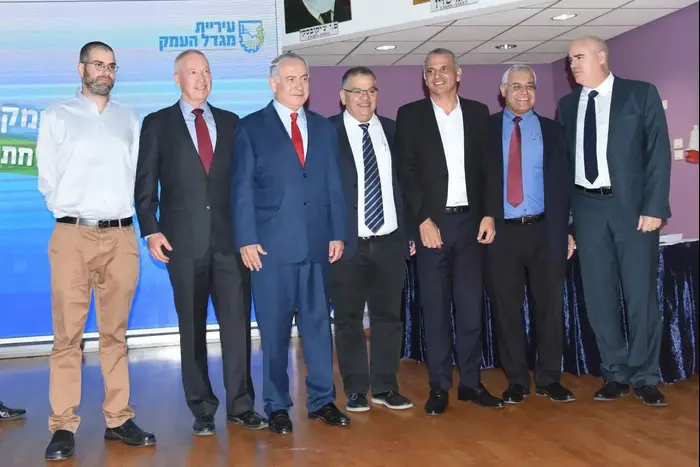הסכם גג מגדל העמק ראש הממשלה בנימין נתניהו שר הבינוי והשיכון יואב גלנט שר האוצר משה כחלון מנהל רשות מקרקעי ישראל עדיאל שמרון סגן שר הבינוי והשיכון ז'קי לוי ראש עיריית מגדל העמק אלי ברדה מנכ"ל משרד הבינוי והשיכון חגי רזניק (יח"צ , צילום: דוברות מגדל העמק) הסכם גג מגדל העמק ראש הממשלה בנימין נתניהו שר הבינוי והשיכון יואב גלנט שר האוצר משה כחלון מנהל רשות מקרקעי ישראל עדיאל שמרון סגן שר הבינוי והשיכון ז'קי לוי ראש עיריית מגדל העמק אלי ברדה מנכ"ל משרד הבינוי והשיכון חגי רזניק (יח"צ , צילום: דוברות מגדל העמק)
