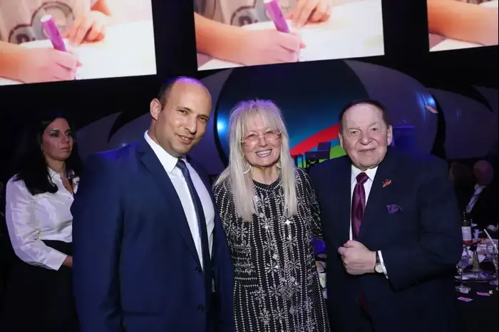 יו"ר הבית היהודי נפתלי בנט עם שלדון ומרים אדלסון בוושינגטון (מערכת וואלה! NEWS , ללא קרדיט)