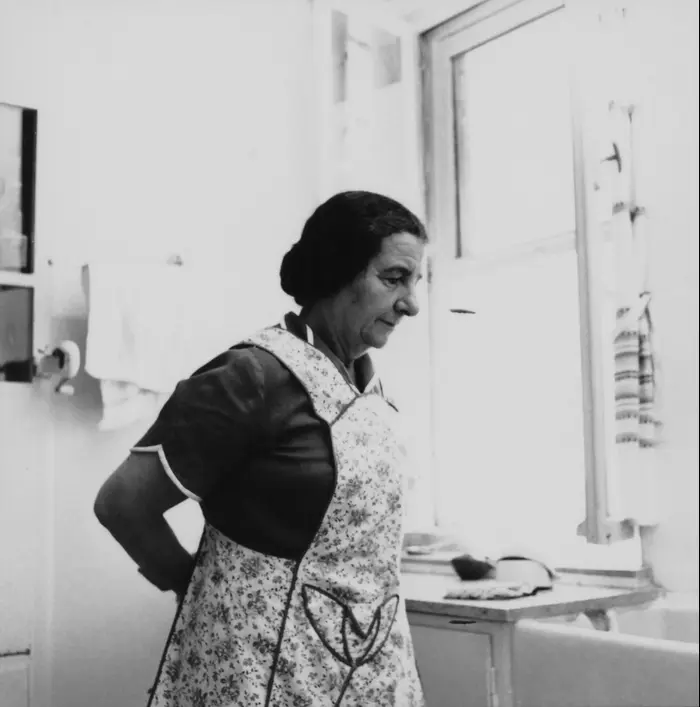 גולדה מאיר במטבח ביתה, 1950 (GettyImages) גולדה מאיר במטבח ביתה, 1950 (GettyImages)