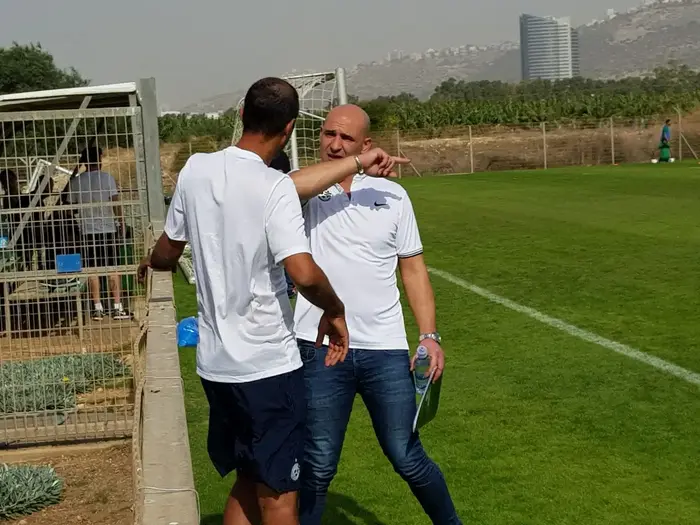 מו אלאך עם מאמן מכבי חיפה גיא לוזון (אתר רשמי , אתר רשמי מכבי חיפה)