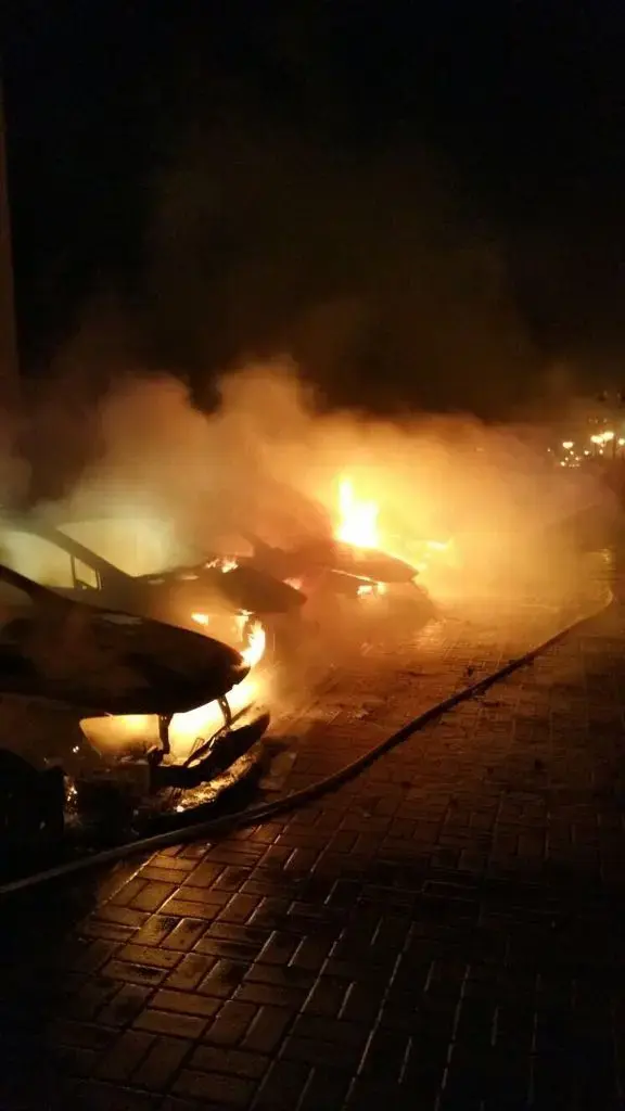 שריפת 7 כלי רכב פרטיים שחנו בסמוך זה לזה, ברחוב שזר בעיר נהריה (מערכת וואלה! NEWS , -) שריפת 7 כלי רכב פרטיים שחנו בסמוך זה לזה, ברחוב שזר בעיר נהריה (מערכת וואלה! NEWS , -)