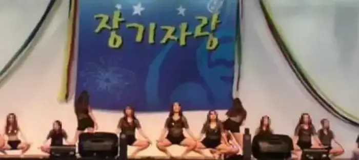 האחיות נאלצו להתפשט ולרקוד בדרום קוריאה (צילום מסך) האחיות נאלצו להתפשט ולרקוד בדרום קוריאה (צילום מסך)