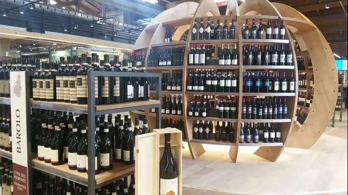 יין ב-FICO EATALY בולוניה (יח"צ , חופית סהר)