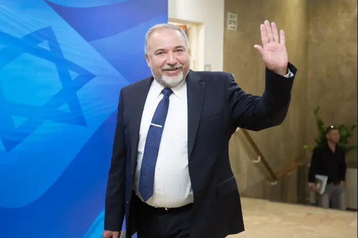שר הביטחון אביגדור ליברמן ישיבת ממשלה 19 בנובמבר 2017 (מערכת וואלה! NEWS , אמיל סלמן, הארץ) שר הביטחון אביגדור ליברמן ישיבת ממשלה 19 בנובמבר 2017 (מערכת וואלה! NEWS , אמיל סלמן, הארץ)