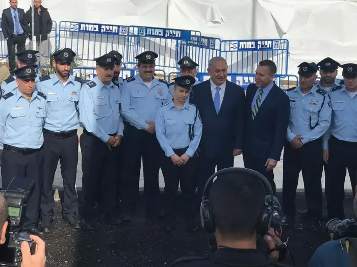 ראש הממשלה בנימין נתניהו עם השוטרים במהלך טקס חניכת תחנת המשטרה בגי'סר א-זרקא במעמד רה"מ 21 בנובמר 2017 (מערכת וואלה! NEWS , יואב איתיאל) ראש הממשלה בנימין נתניהו עם השוטרים במהלך טקס חניכת תחנת המשטרה בגי'סר א-זרקא במעמד רה"מ 21 בנובמר 2017 (מערכת וואלה! NEWS , יואב איתיאל)
