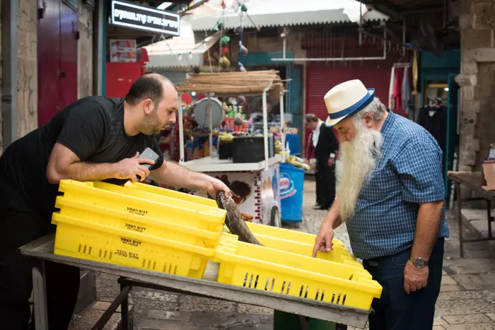 אורי בורי בשוק של עכו (מערכת וואלה! NEWS , נמרוד סונדרס) אורי בורי בשוק של עכו (מערכת וואלה! NEWS , נמרוד סונדרס)