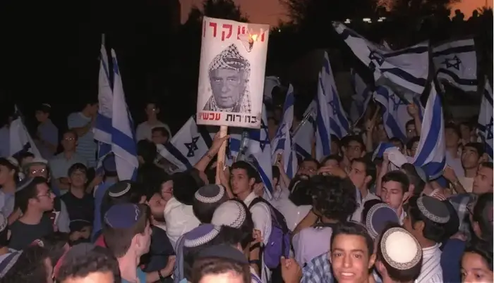 שלט של רבין עם כאפיה (מערכת וואלה! NEWS , אבי אוחיון, לע"מ) שלט של רבין עם כאפיה (מערכת וואלה! NEWS , אבי אוחיון, לע"מ)