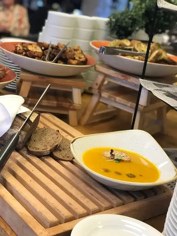 מרק במלון ענבל בירושלים (יח"צ , פנינה גולדבברג) מרק במלון ענבל בירושלים (יח"צ , פנינה גולדבברג)