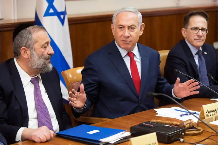 ראש הממשלה בינימין נתניהו בפתח ישיבת הממשלה 3 בדצמבר 2017 (רויטרס) ראש הממשלה בינימין נתניהו בפתח ישיבת הממשלה 3 בדצמבר 2017 (רויטרס)