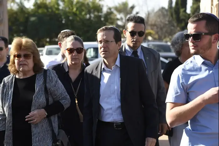 נאווה סמל (ראובן קסטרו) נאווה סמל (ראובן קסטרו)