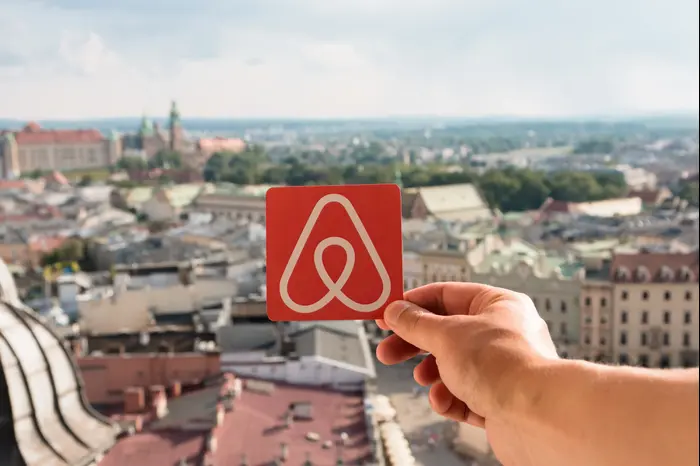 הלוגו של אתר Airbnb על רקע העיר קרקוב (ShutterStock) הלוגו של אתר Airbnb על רקע העיר קרקוב (ShutterStock)