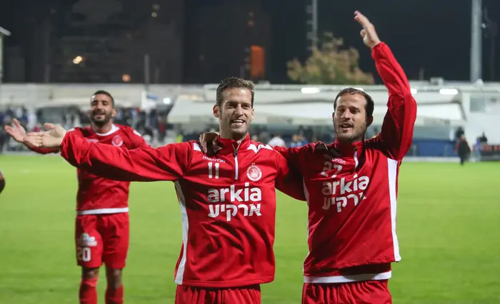 שחר הירש (מימין) עם אור אוסטוינד שחקני הפועל תל אביב (קובי אליהו) שחר הירש (מימין) עם אור אוסטוינד שחקני הפועל תל אביב (קובי אליהו)