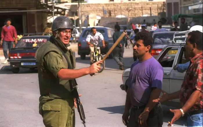 חייל צה"ל מזהיר פלשתינאים ביריחו. 1994 (לשכת העיתונות הממשלתית) חייל צה"ל מזהיר פלשתינאים ביריחו. 1994 (לשכת העיתונות הממשלתית)