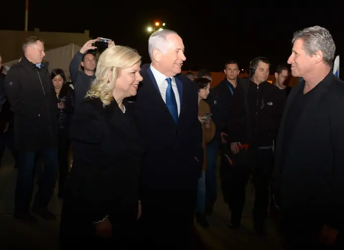 ראש הממשלה בנימין נתניהו ושרה נתניהו בהמראתם לביקור מדיני בפריז ובריסל 9 בדצמבר 2017 (מערכת וואלה! NEWS , אבי אוחיון, לע"מ) ראש הממשלה בנימין נתניהו ושרה נתניהו בהמראתם לביקור מדיני בפריז ובריסל 9 בדצמבר 2017 (מערכת וואלה! NEWS , אבי אוחיון, לע"מ)