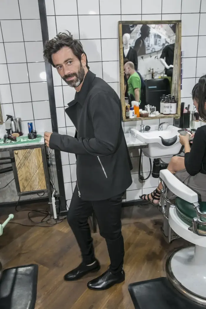 יהודה לוי לבוש בבגדי רנואר (יח"צ , יחצ)