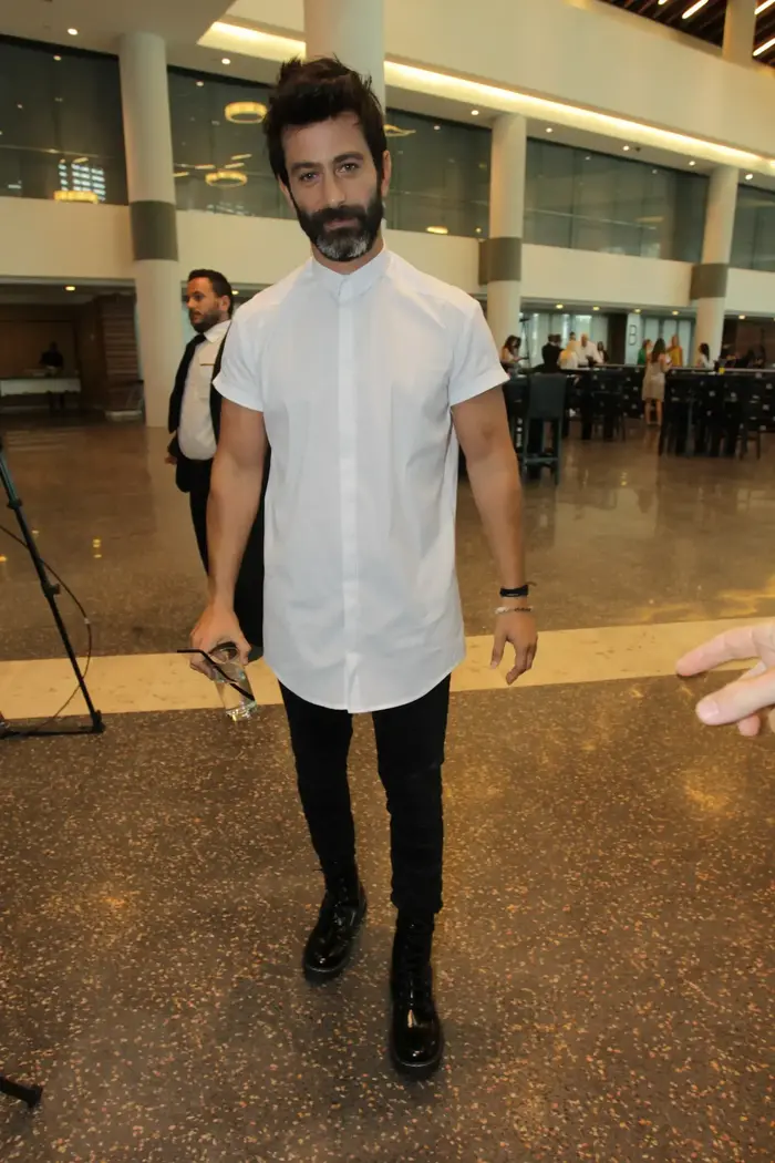 יהודה לוי לבוש בבגדי רנואר (יח"צ , יחצ)
