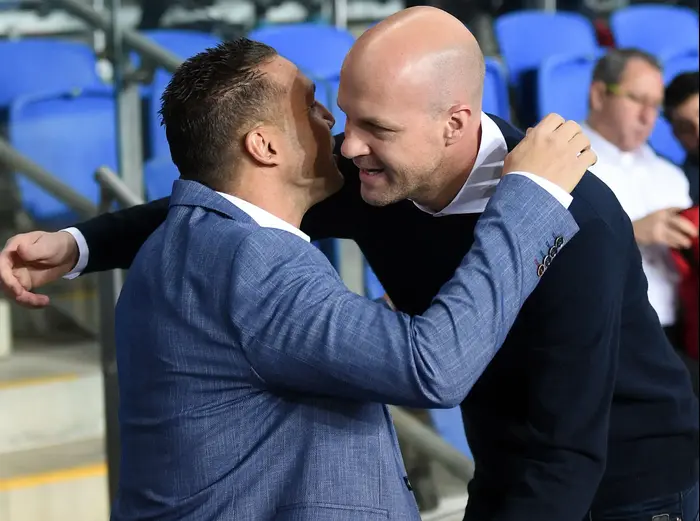 מאמן הפועל באר שבע ברק בכר עם מאמן מכבי תל אביב ג'ורדי קרויף (ברני ארדוב) מאמן הפועל באר שבע ברק בכר עם מאמן מכבי תל אביב ג'ורדי קרויף (ברני ארדוב)