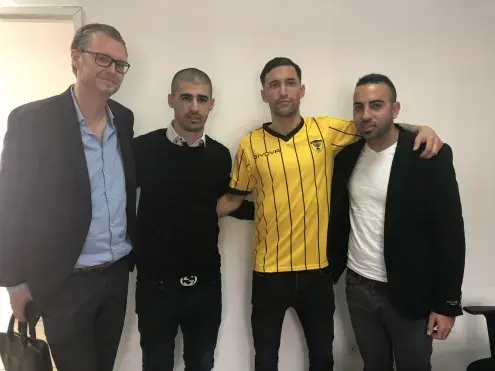 דייויד בויסן במדי בית"ר ירושלים יחד עם סוכניו עמית בן שושן ועם ינון בוטביה (אתר רשמי , בית"ר ירושלים) דייויד בויסן במדי בית"ר ירושלים יחד עם סוכניו עמית בן שושן ועם ינון בוטביה (אתר רשמי , בית"ר ירושלים)