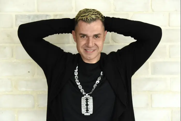 השחקן והקומיקאי איציק כהן (ראובן קסטרו)