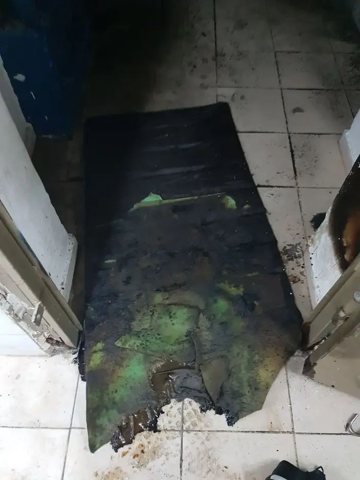 צוותי כיבוי בבית המעצר מגרש הרוסים בירושלים כיבו שריפה שפרצה באגף הבידוד, 22 בדצמבר 2017 (מערכת וואלה! NEWS , כבאות והצלה ירושלים) צוותי כיבוי בבית המעצר מגרש הרוסים בירושלים כיבו שריפה שפרצה באגף הבידוד, 22 בדצמבר 2017 (מערכת וואלה! NEWS , כבאות והצלה ירושלים)