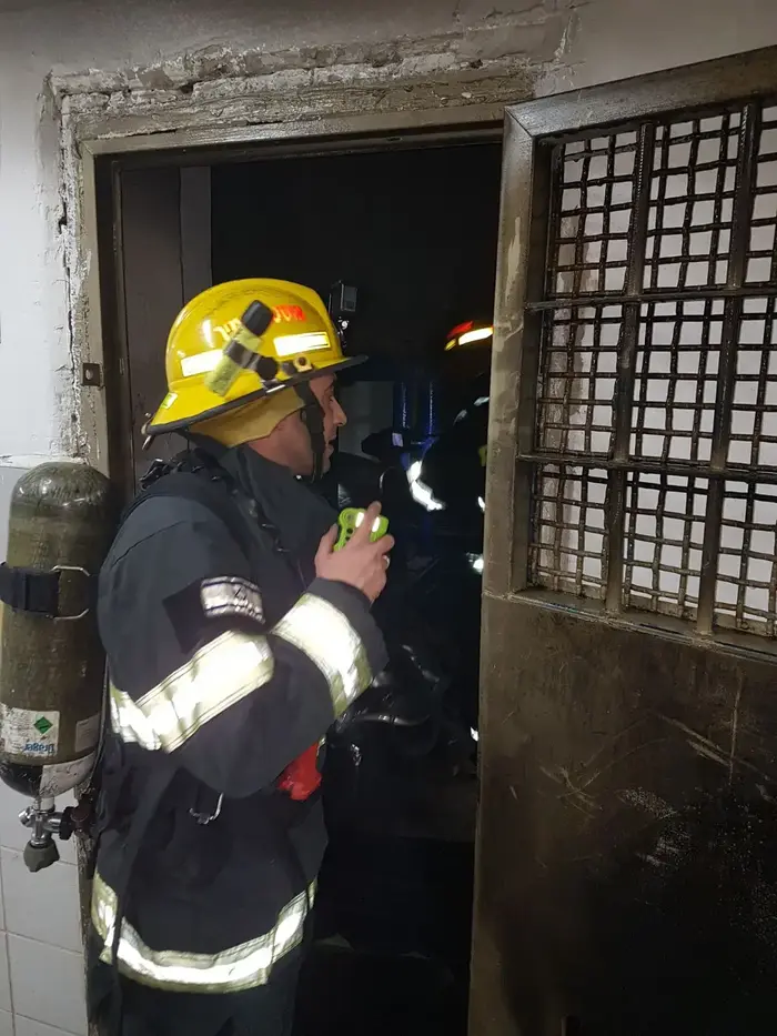 צוותי כיבוי בבית המעצר מגרש הרוסים בירושלים כיבו שריפה שפרצה באגף הבידוד, 22 בדצמבר 2017 (מערכת וואלה! NEWS , כבאות והצלה ירושלים) צוותי כיבוי בבית המעצר מגרש הרוסים בירושלים כיבו שריפה שפרצה באגף הבידוד, 22 בדצמבר 2017 (מערכת וואלה! NEWS , כבאות והצלה ירושלים)