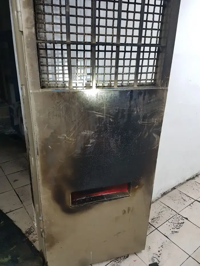 צוותי כיבוי בבית המעצר מגרש הרוסים בירושלים כיבו שריפה שפרצה באגף הבידוד, 22 בדצמבר 2017 (מערכת וואלה! NEWS , כבאות והצלה ירושלים) צוותי כיבוי בבית המעצר מגרש הרוסים בירושלים כיבו שריפה שפרצה באגף הבידוד, 22 בדצמבר 2017 (מערכת וואלה! NEWS , כבאות והצלה ירושלים)