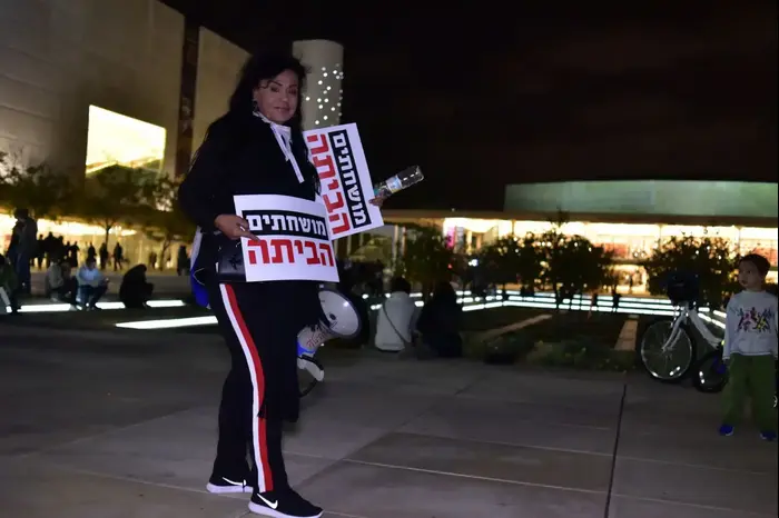 מפגינים מתאספים לקראת הפגנה נגד השחיתות, כיכר הבימה, תל אביב 23 בדצמבר 2017 (ניב אהרונסון) מפגינים מתאספים לקראת הפגנה נגד השחיתות, כיכר הבימה, תל אביב 23 בדצמבר 2017 (ניב אהרונסון)