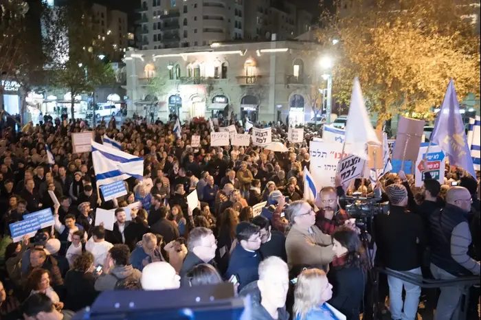 מפגינים נגד השחיתות בירושלים, 23 בדצמבר 2017 (מערכת וואלה! NEWS , ELAN/TPS) מפגינים נגד השחיתות בירושלים, 23 בדצמבר 2017 (מערכת וואלה! NEWS , ELAN/TPS)