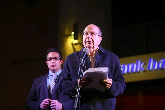 משה בוגי יעלון נואם בהפגנת הימין נגד השחיתות, ירושלים, 23 בדצמבר 2017 (מערכת וואלה! NEWS , נועם מושקוביץ) משה בוגי יעלון נואם בהפגנת הימין נגד השחיתות, ירושלים, 23 בדצמבר 2017 (מערכת וואלה! NEWS , נועם מושקוביץ)