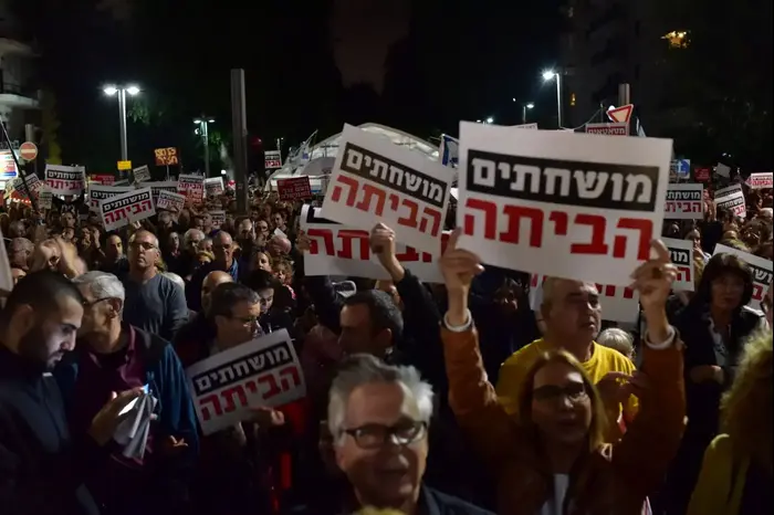 מפגינים נגד השחיתות, כיכר הבימה, תל אביב, 23 בדצמבר 2017 (ניב אהרונסון) מפגינים נגד השחיתות, כיכר הבימה, תל אביב, 23 בדצמבר 2017 (ניב אהרונסון)