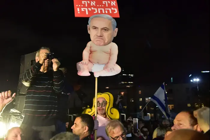 מפגינים נגד השחיתות, כיכר הבימה, תל אביב, 23 בדצמבר 2017 (ניב אהרונסון) מפגינים נגד השחיתות, כיכר הבימה, תל אביב, 23 בדצמבר 2017 (ניב אהרונסון)