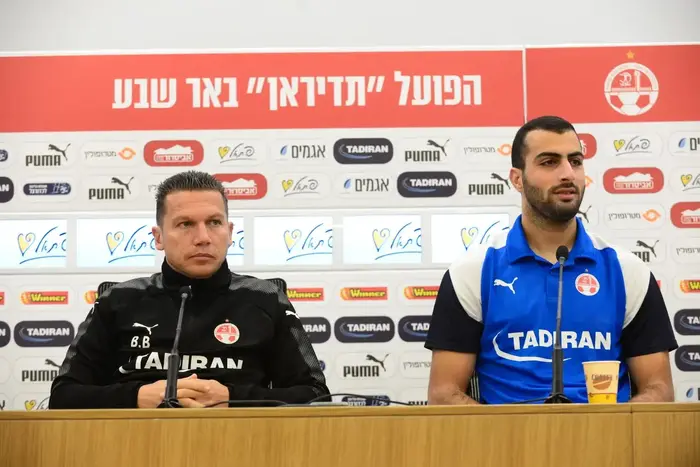 ברק בכר מאמן הפועל באר שבע עם לואי טהא (בני בן סימון ) ברק בכר מאמן הפועל באר שבע עם לואי טהא (בני בן סימון )