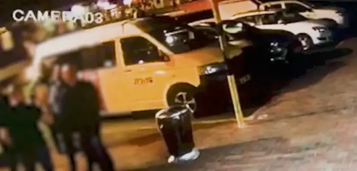 אלימות בתחנת המוניות- תיעוד: סדרן בתחנה בכרמיאל הותקף באגרופים ע"י קרובי משפחתו של נהג שפוטר על ידו (אתר רשמי) אלימות בתחנת המוניות- תיעוד: סדרן בתחנה בכרמיאל הותקף באגרופים ע"י קרובי משפחתו של נהג שפוטר על ידו (אתר רשמי)