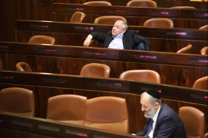 אריה דרעי במליאת הכנסת, ירושלים, 26 בדצמבר 2017 (מערכת וואלה! NEWS , נועם מושקוביץ) אריה דרעי במליאת הכנסת, ירושלים, 26 בדצמבר 2017 (מערכת וואלה! NEWS , נועם מושקוביץ)