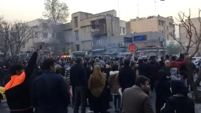 מחאות נגד הממשל, טהרן, איראן, 30 בדצמבר 2017 (רויטרס) מחאות נגד הממשל, טהרן, איראן, 30 בדצמבר 2017 (רויטרס)