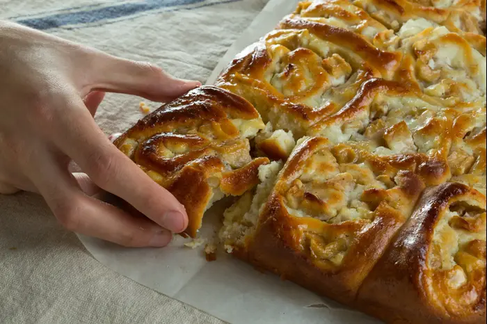 בריושים במילוי ריקוטה ותפוחים מקורמלים ( , דרור עינב) בריושים במילוי ריקוטה ותפוחים מקורמלים ( , דרור עינב)