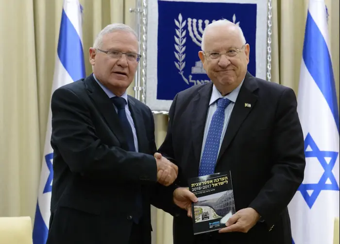 נשיא המדינה, רובי ריבלין, ועמוס ידלין בקבלת ההערכה האסטרטגית של המכון למחקרי ביטחון לאומי (INSS) לשנת 2018, 1 בינואר 2018 (מערכת וואלה! NEWS , מארק ניימן, לע"מ)
